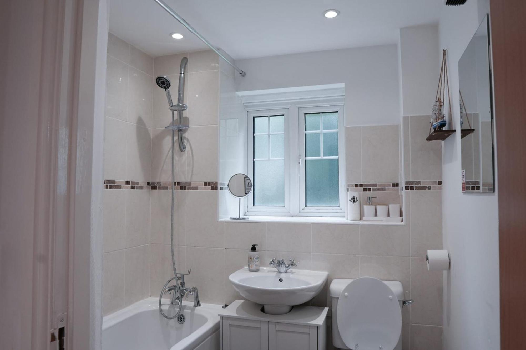 Whole 2-Bed Apartment - Contractors, Professionals, Ulez Free, Free Parking, B'Ham City 10Mins Birmingham Kültér fotó